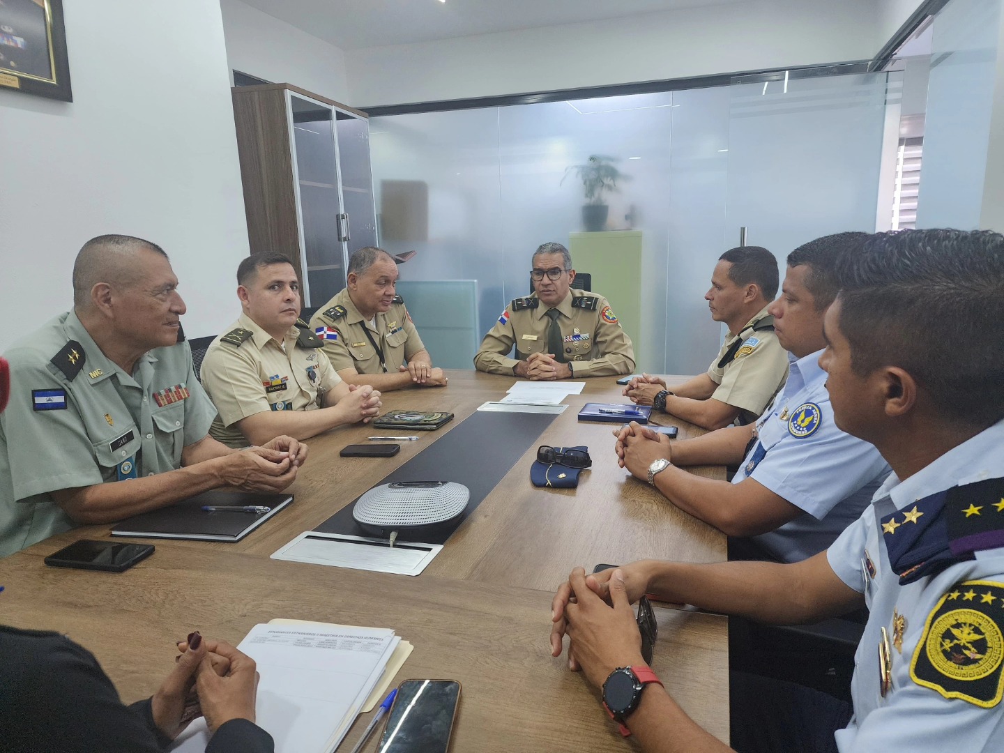 Director de la EGDDHHyDIH conduce reunión de integración con estudiantes extranjeros